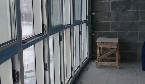 Панорамное остекление балкона в процессе производства монтажных работ..jpg